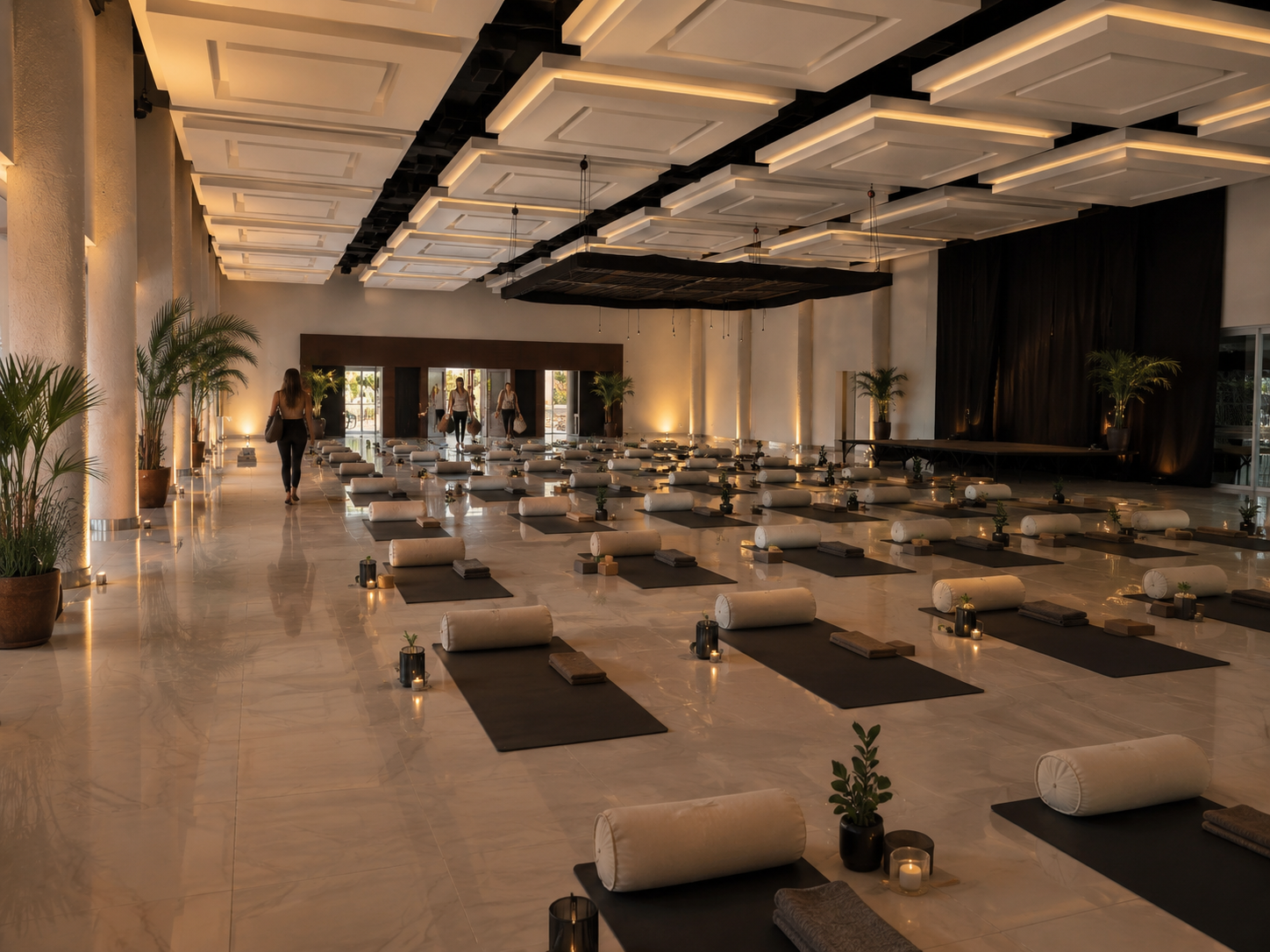 Salón de Papalo Resort preparado para una práctica de bienestar